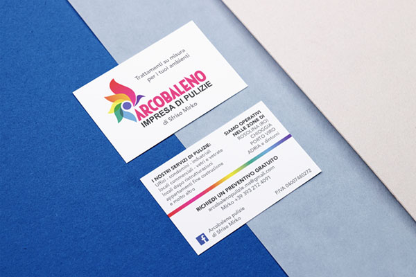 biglietto da visita per impresa di pulizie su sfondo bianco stampato fronte e retro