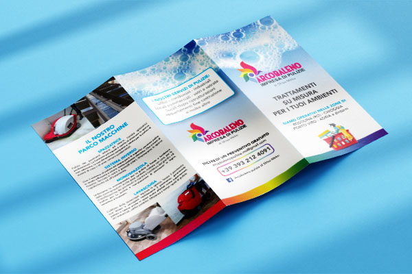 depliant a 3 ante per impresa di pulizie stampato a colori sia esterno che interno appoggiato aperto su un tavolo