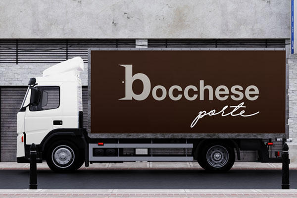 camion centinato decorato con logo dell'azienda