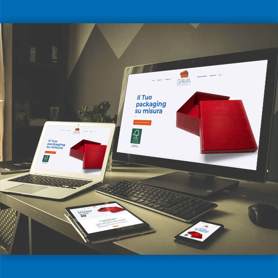 computer laptop tablet smartphone appoggiati alla scrivania con aperto simultaneamente la homepage dello stesso sito internet