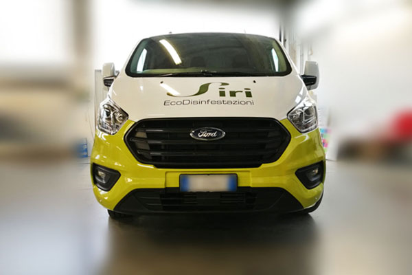 vista frontale wrapping totale sul furgone di un'azienda che si occupa di disinfestazione deratizzazione e sanificazione