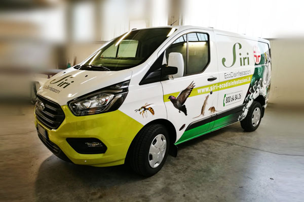 vista frontale e laterale wrapping totale sul furgone di un'azienda che si occupa di disinfestazione deratizzazione e sanificazione