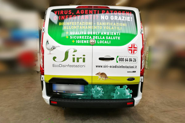 vista del retro wrapping totale sul furgone di un'azienda che si occupa di disinfestazione deratizzazione e sanificazione