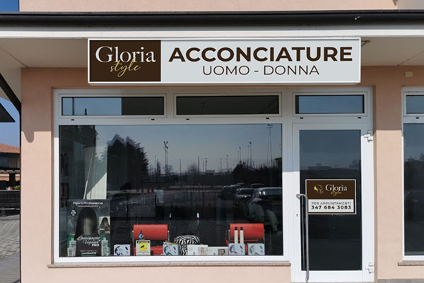 vetrina salone parrucchiera uomo donna con insegna personalizzata fissata sopra