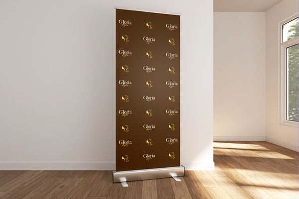 roll-up per parrucchiera posizionato all'interno del negozio