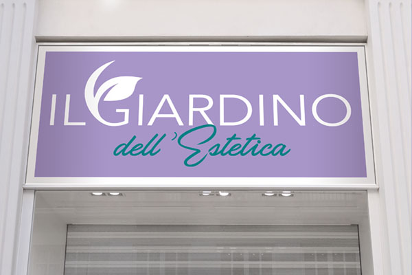 pannello insegna esterna di un centro estetico fissato sopra l'ingresso dell'attività