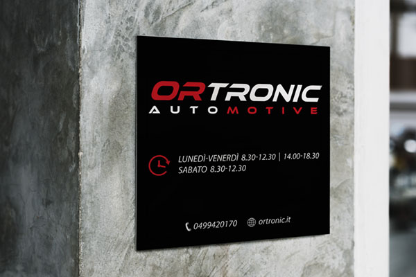 esempio di tabella orari fissata al muro all'ingresso di un'attività