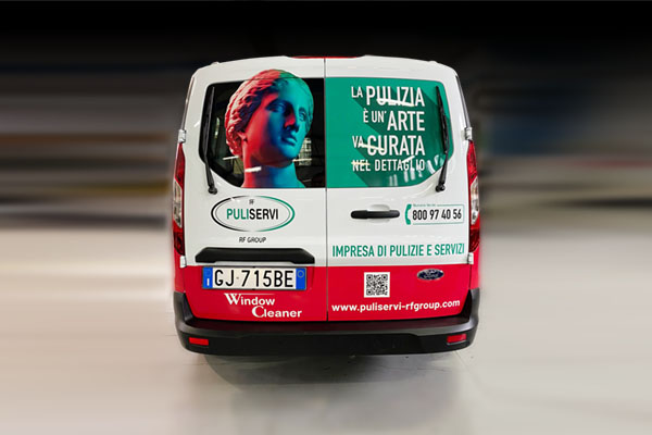 furgone fiat decorato con wrapping su tutta la supercife per una ditta di pulizie industriali visto dal retro