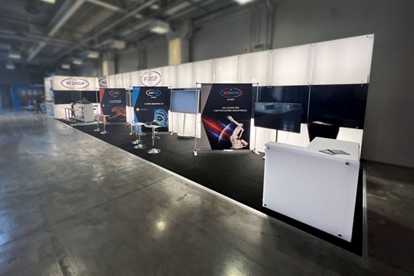 stand allestito per fiera sulla tecnologia